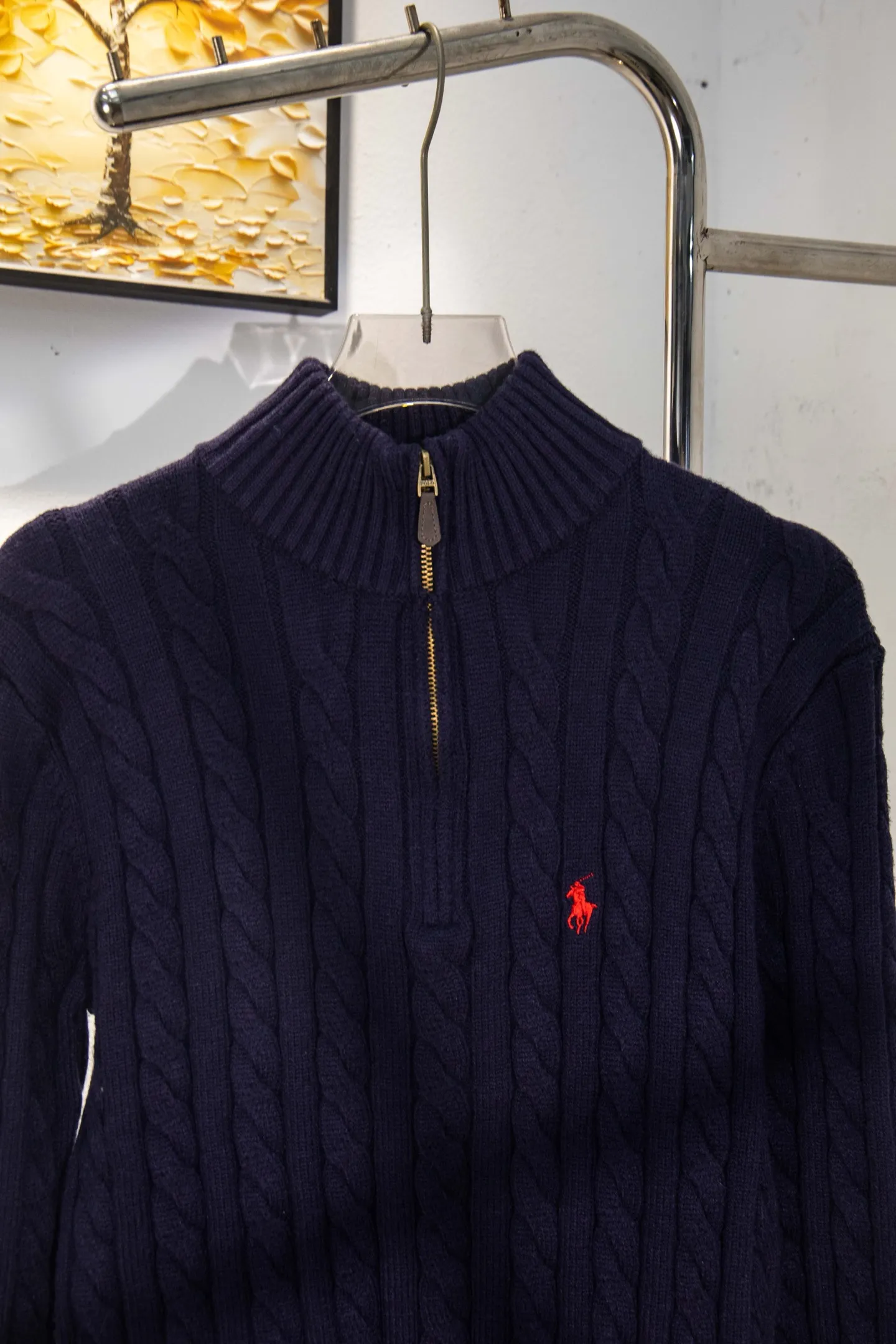 P250 model number: Y196 Ralph Lauren Men's half-zip twist sweater has a really nice style. It can be worn alone or as a jacket to be worn inside or outside. The upper body shows personal fashion charm. Four colors are available. Same style for men and women. A must-have item for new summer products. Hang tag. Hanging beads. Washable packaging bag. Full set of accessories. Very good appearance. Super exquisite workmanship. Size: S-XL